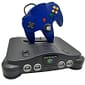 Basenhet Nintendo 64 (Begagnad)Rengjord och funktionstestad.Styrspaken är vid behov reparerad eller utbytt mot en ny.Generell produktbild. Basenhet i bra begagnat skick.Innehåller alla kablar som